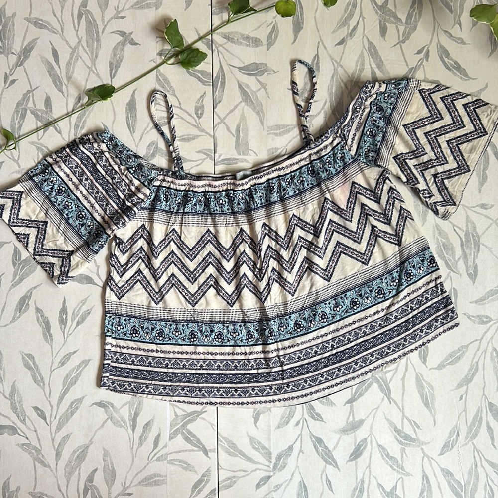 CHARLOTTE RUSSE | FLOWY COLD SHOULDER CROP TOP